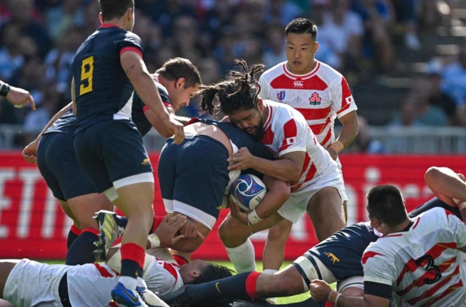 Argentina lo logró: luchó en un duro partido ante Japón y clasificó a cuartos