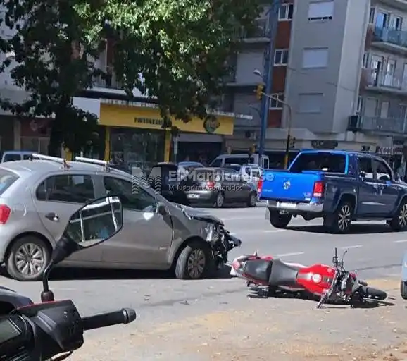 La moto quedó dañada tras el impacto con un Gol de color gris.