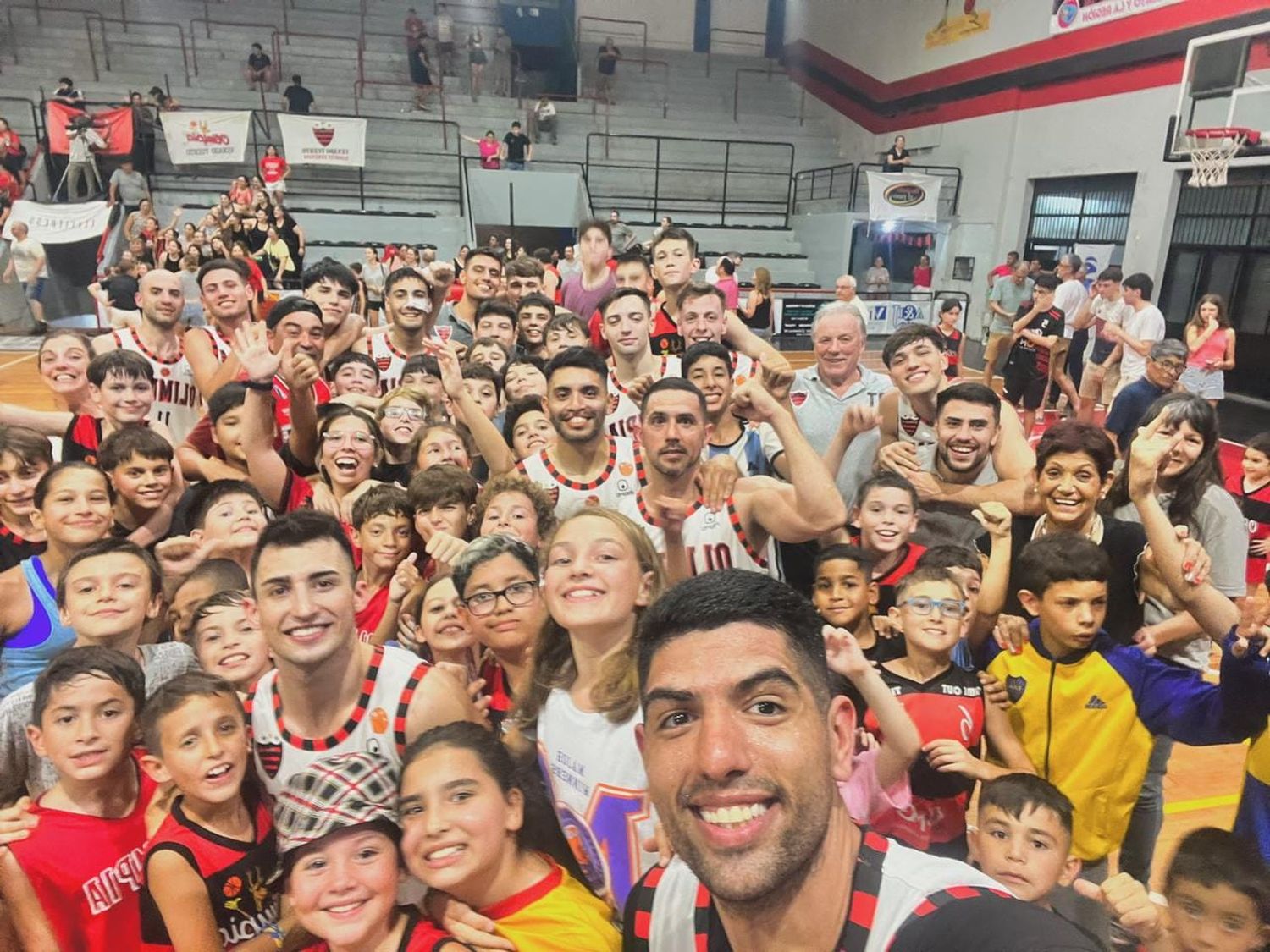 La foto en la que todos quieren estar. La tradicional selfie de "Manolo" tras cada victoria de su equipo. Foto: Fabián Gallego