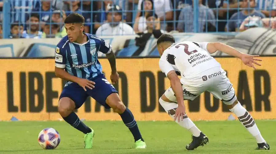 Atlético Tucumán luchó para ganarle a Platense y se subió a la punta