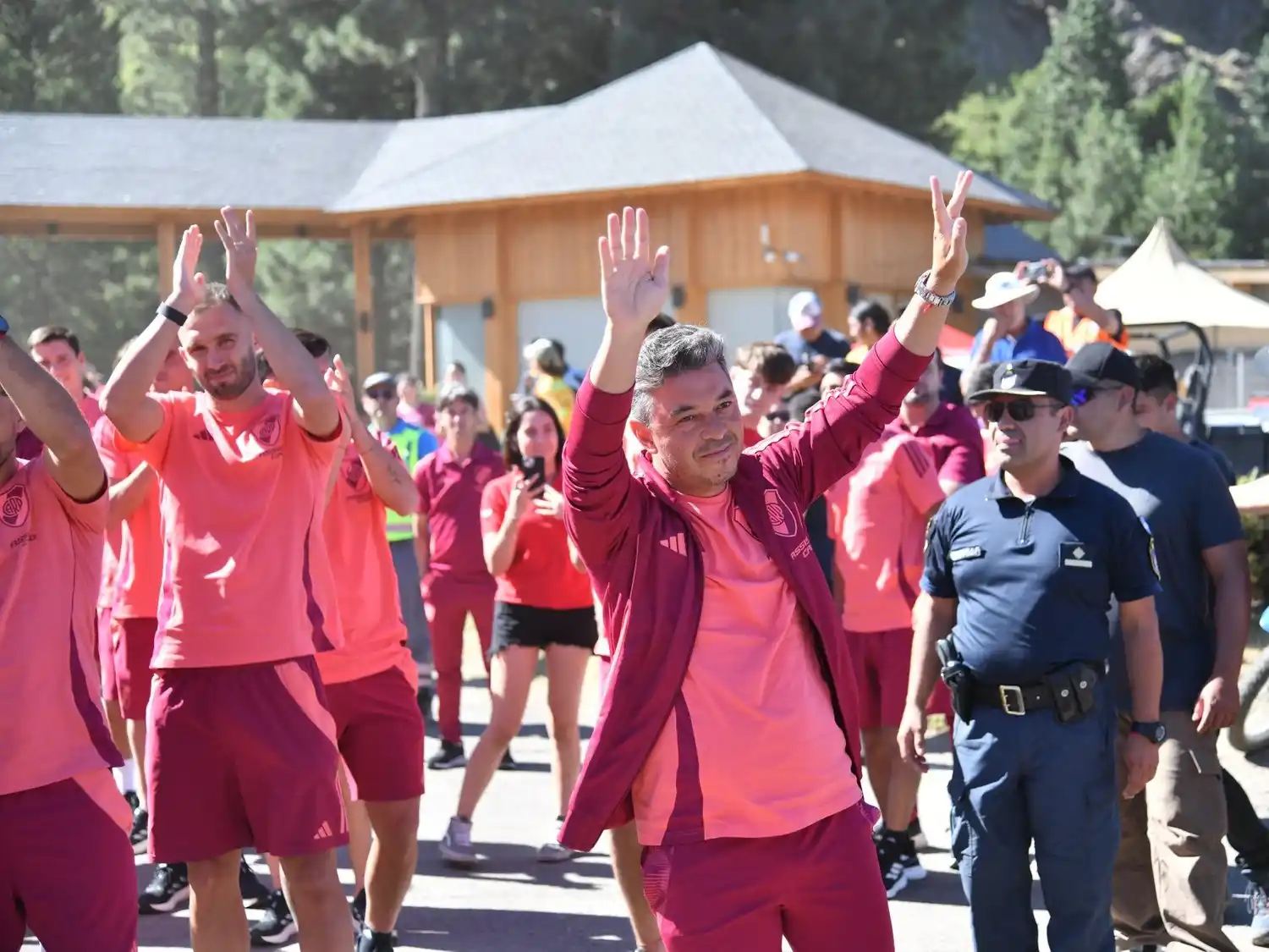 Gallardo saluda a los hinchas que recibieron al plantel.
