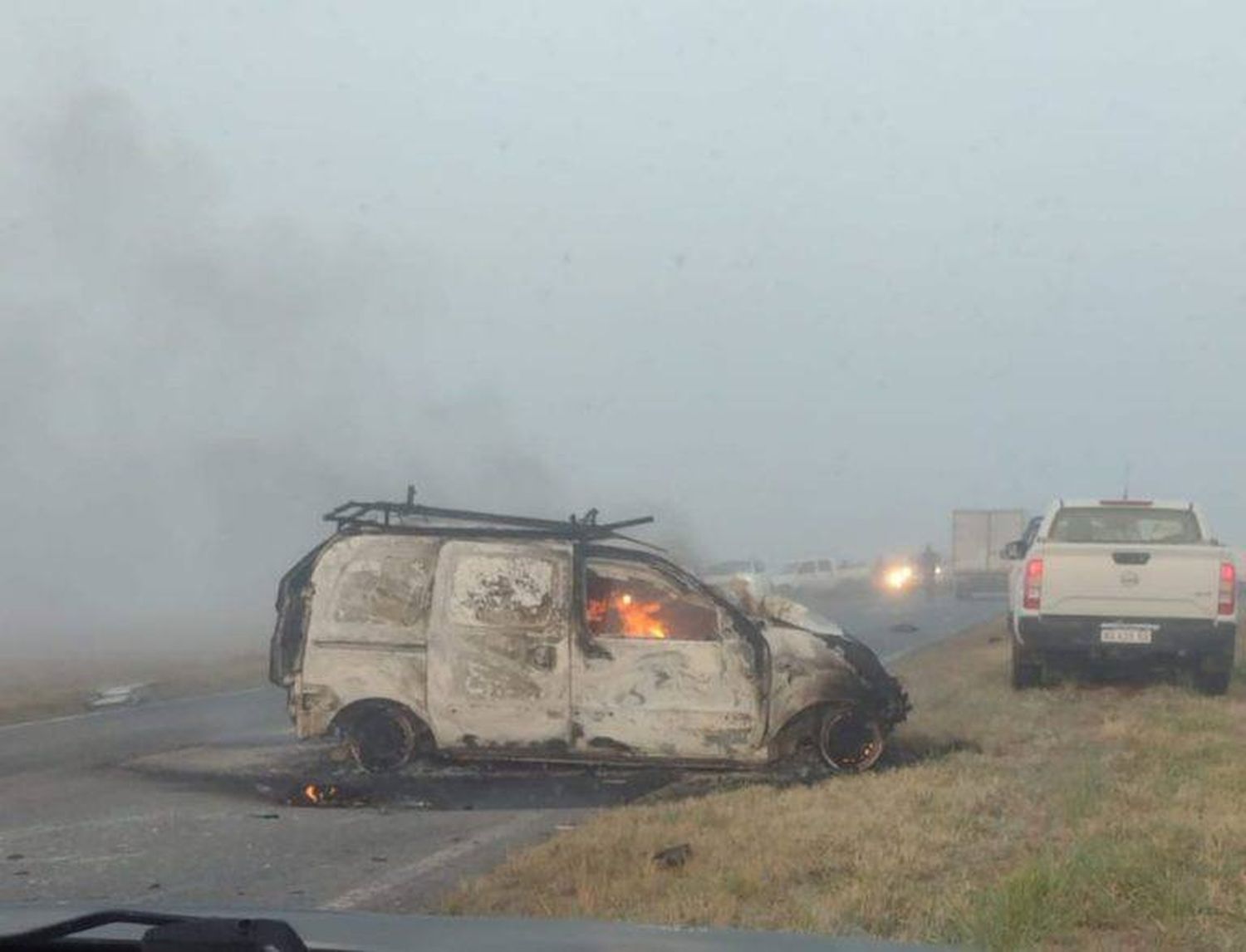 Incendiado quedó el utilitario