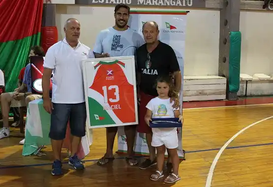 Directivos de Neptunia hicieron un reconocieron a Maxi Maciel