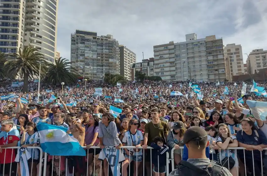 Masivo homenaje al "Dibu" en el Fan Fest