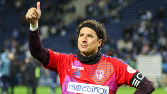 Memo Ochoa y la batalla por la permanencia en Portugal