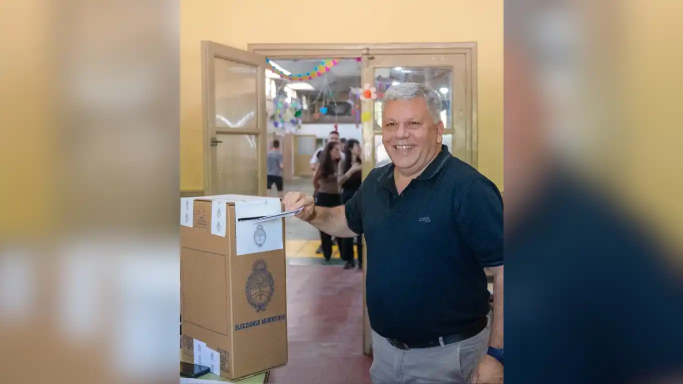 El intendente de Arroyito, Gustavo Benedetti emite su voto en las elecciones de este domingo.