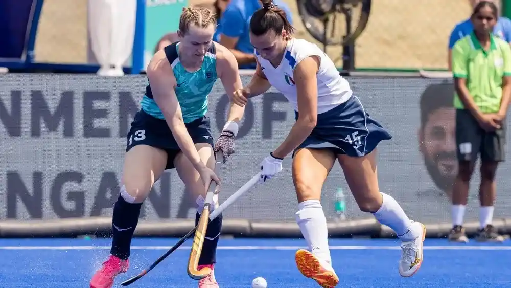 Lunghi (derecha) disputa la bocha ante la inglesa Elena Rayer.