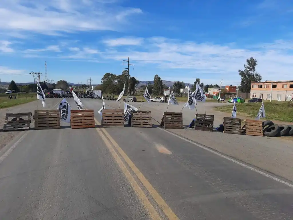 Como habían anticipado, los manifestantes adelantaron el corte para bloquear De Pietri