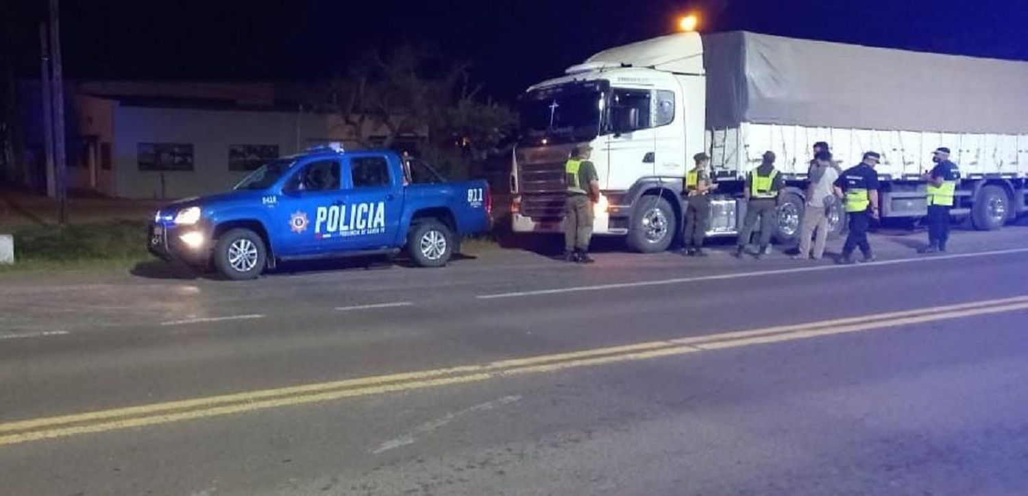 Dos camioneros aprehendidos por transportar soja sin justificar el origen