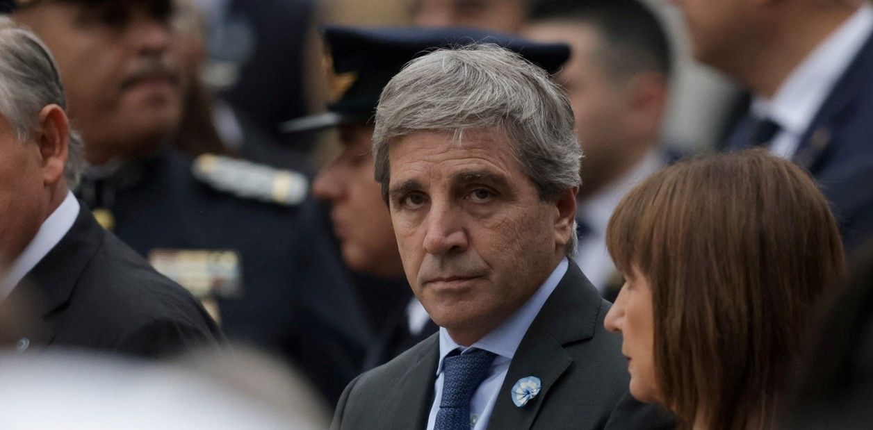 El ministro Luis Caputo recibió elogios a las medidas financieras anunciadas el lunes de parte del FMI. Foto Reuters