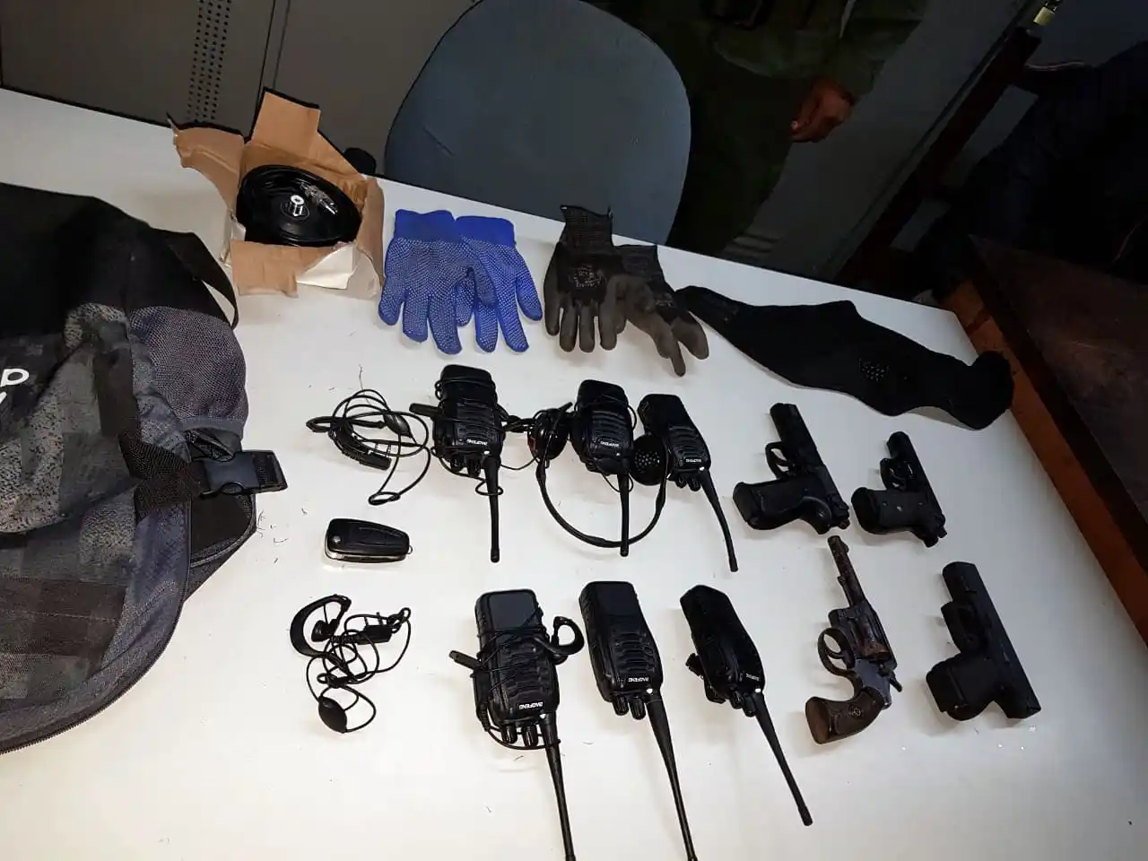 Laferrere: Gendarmería detuvo a tres personas e incautó varias armas, municiones y hasta handies