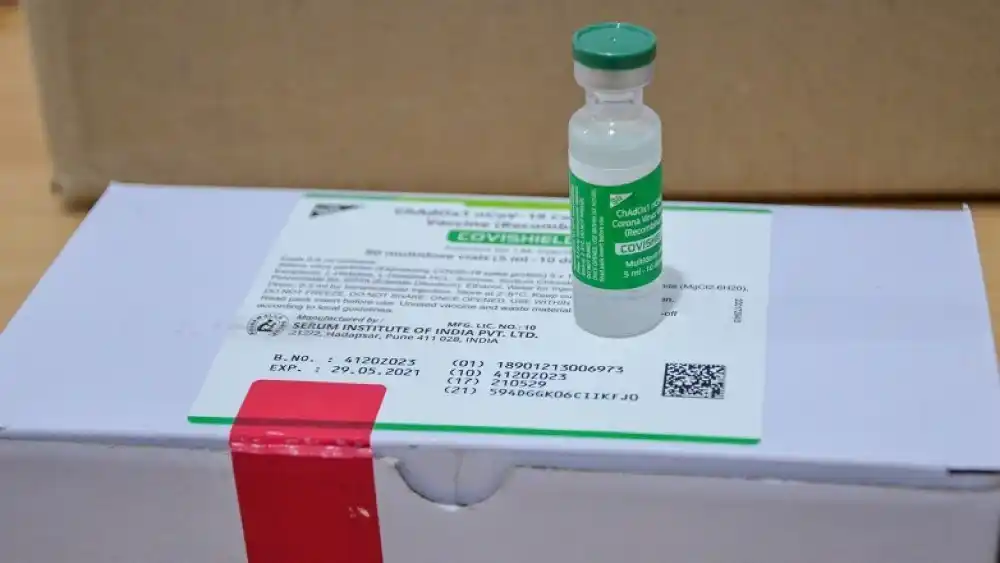 Algunos doctores locales esperan por la llegada de la vacuna de Oxford para inmunizarse