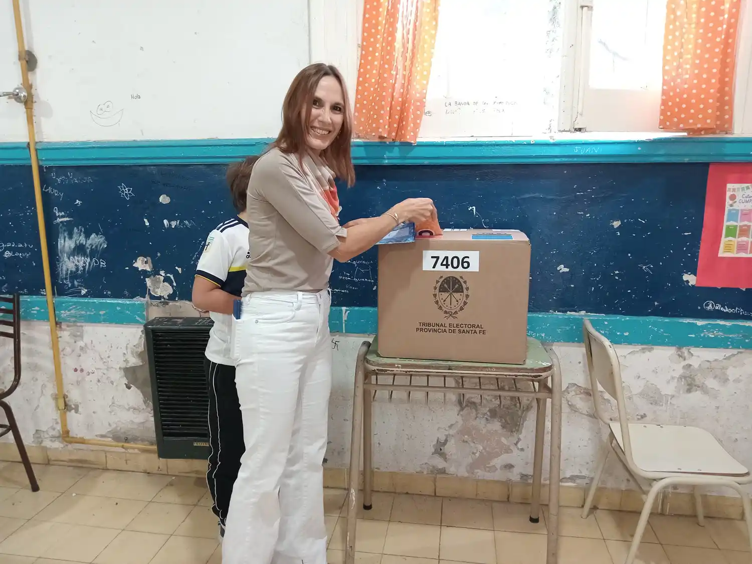 Janina Ferreyra cumplió con su voto en la E.E.S.O. N°206 Rosa Turner De Estrugamou.