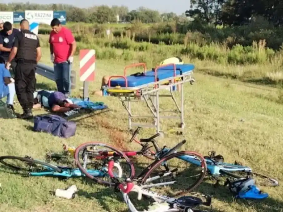 Los ciclistas se dirigían en bicicletas de carrera a Roldán. Foto InfoFunes