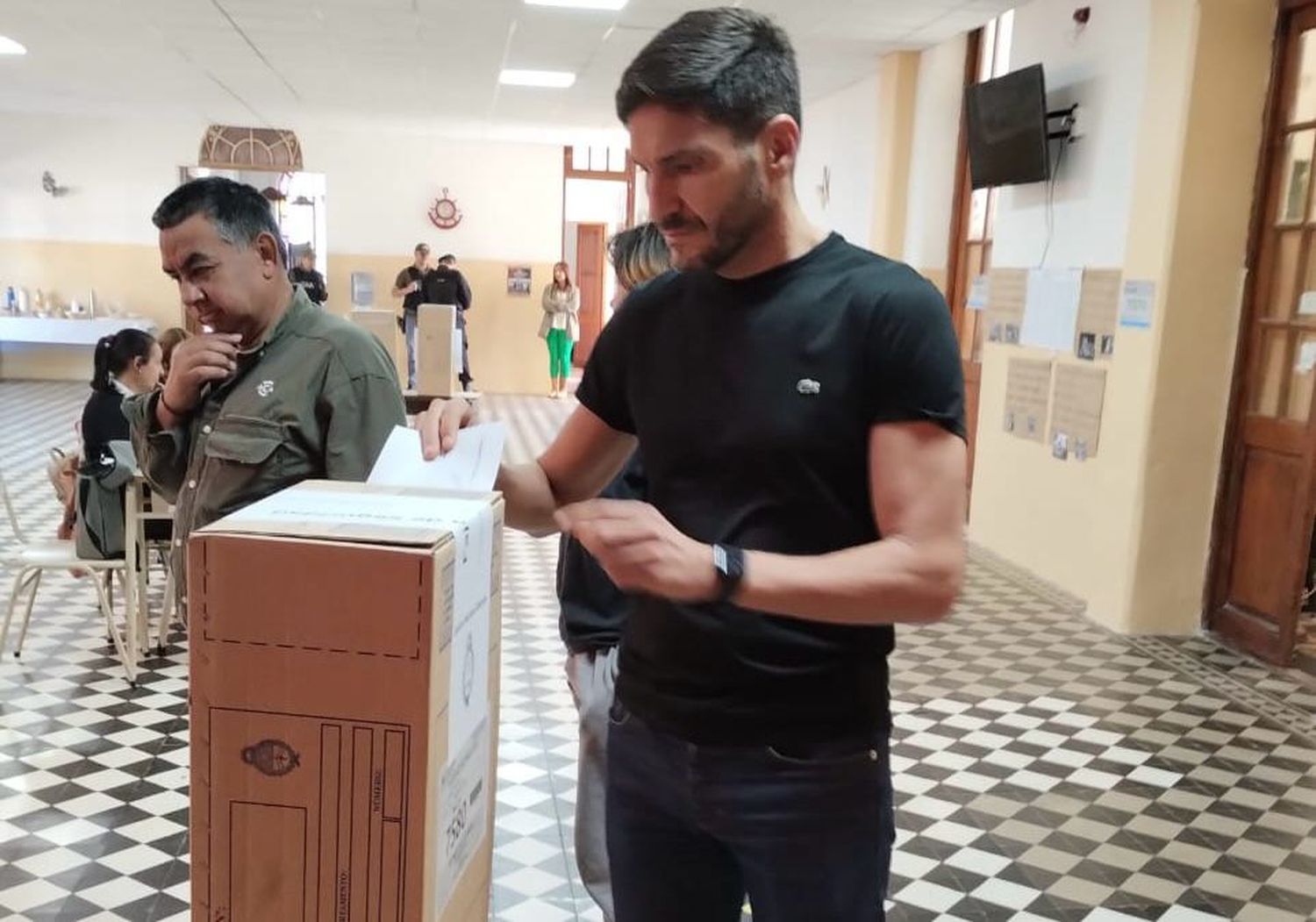 Votó Maximiliano Pullaro y se comprometió a defender Santa Fe "sin descanso"