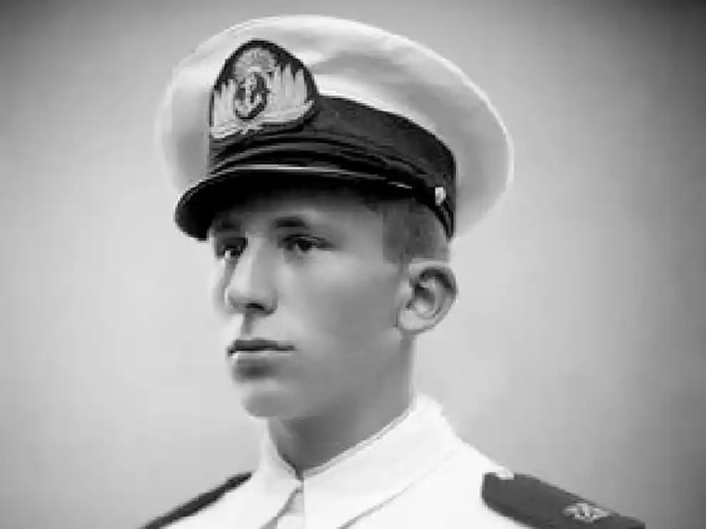 Shaw se alistó en la Marina pero pidió la baja porque se oponía a la Guerra y porque quería estar cerca de sus hijos: tuvo nueve