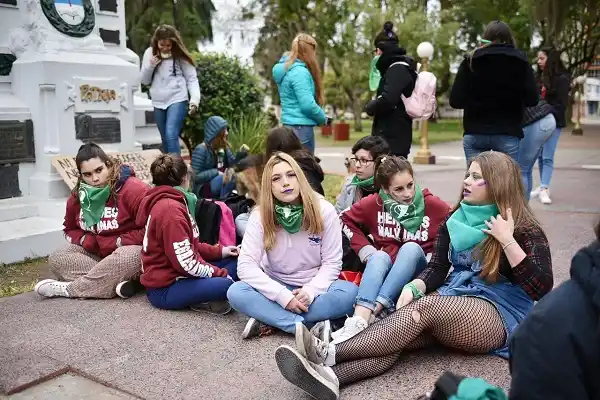 Aborto legal: realizarán un pañuelazo de apoyo en la plaza San Martín