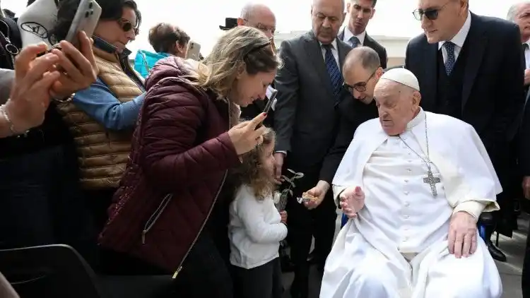 Papa FRANCISCO aparece de sorpresa en la PLAZA de San PEDRO: agradece «la cercanía en este momento de debilidad física»