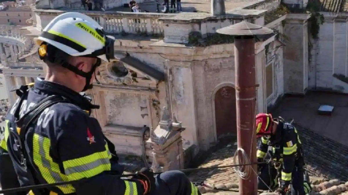 «Habemus» chimenea, la otra protagonista del cónclave ya corona la Capilla Sixtina