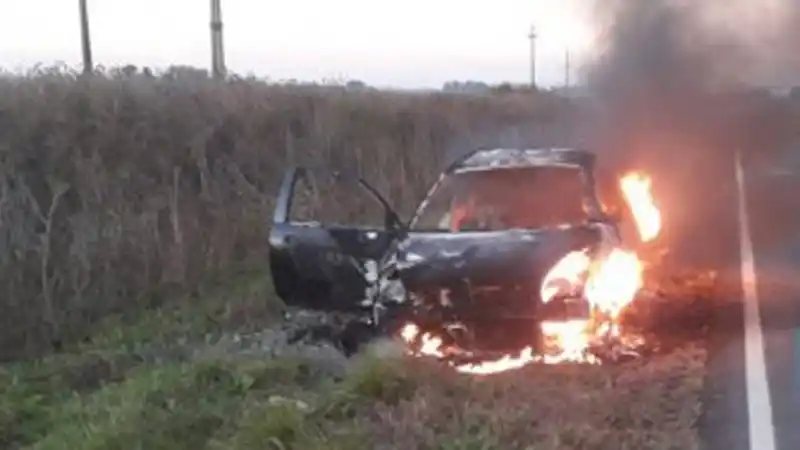 Una pareja se salvó por muy poco luego de que se incendiara su auto