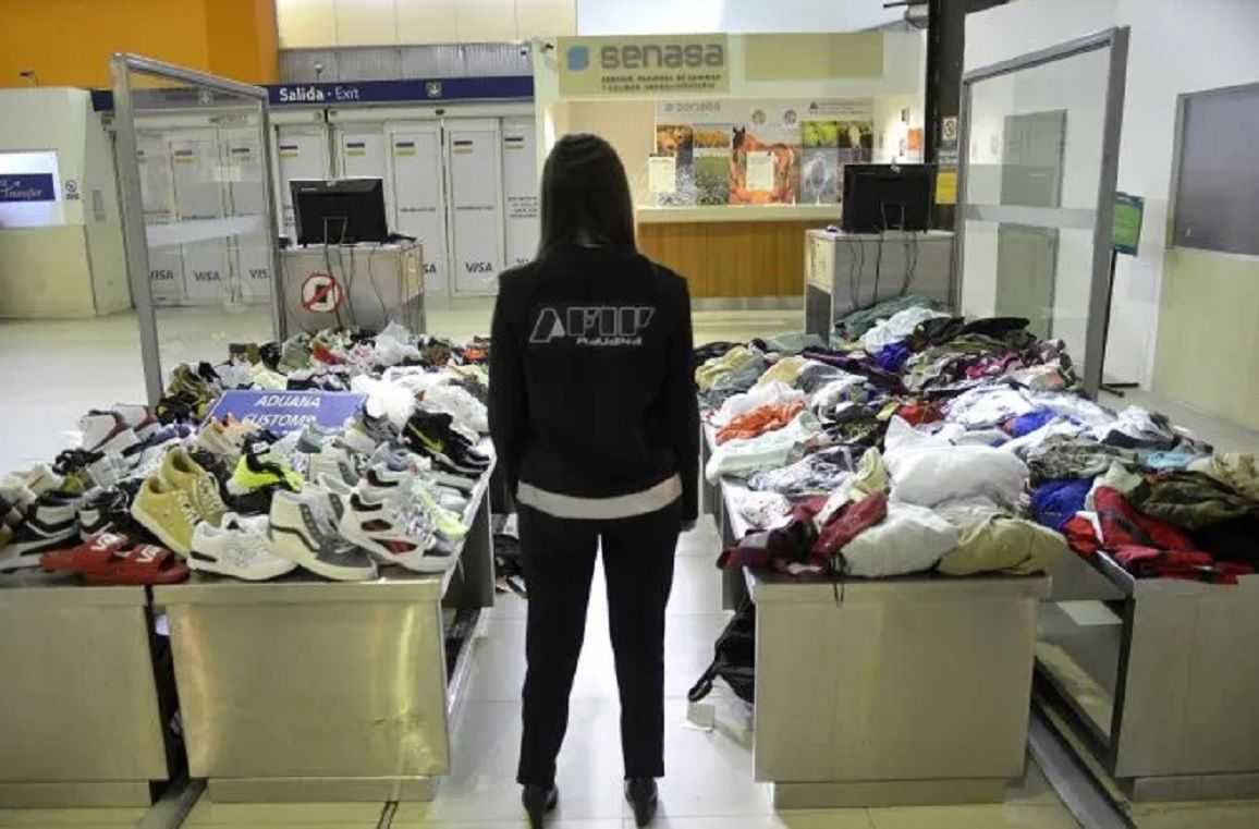 La Aduana incautó 100 pares de zapatillas a un viajero que quiso ingresarlas por vía del equipaje