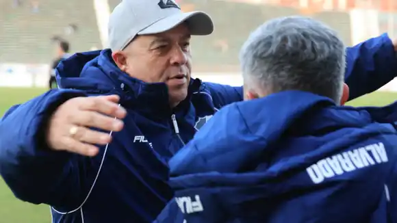 Alvarado jugará por la permanencia sin su DT