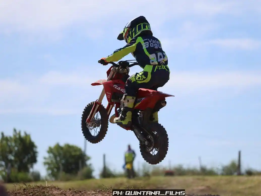 Valentino Bogue, campeón santafesino de motocross en la categoría 65 cc