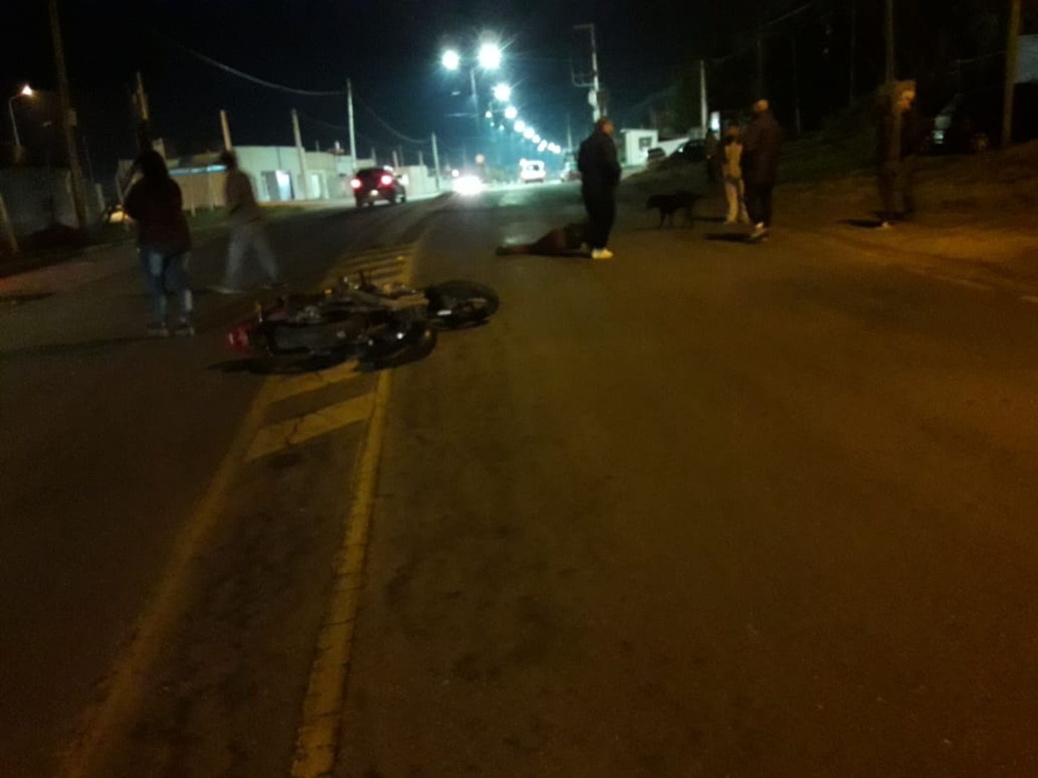 Chocó su moto contra un bulevar y quedó internado