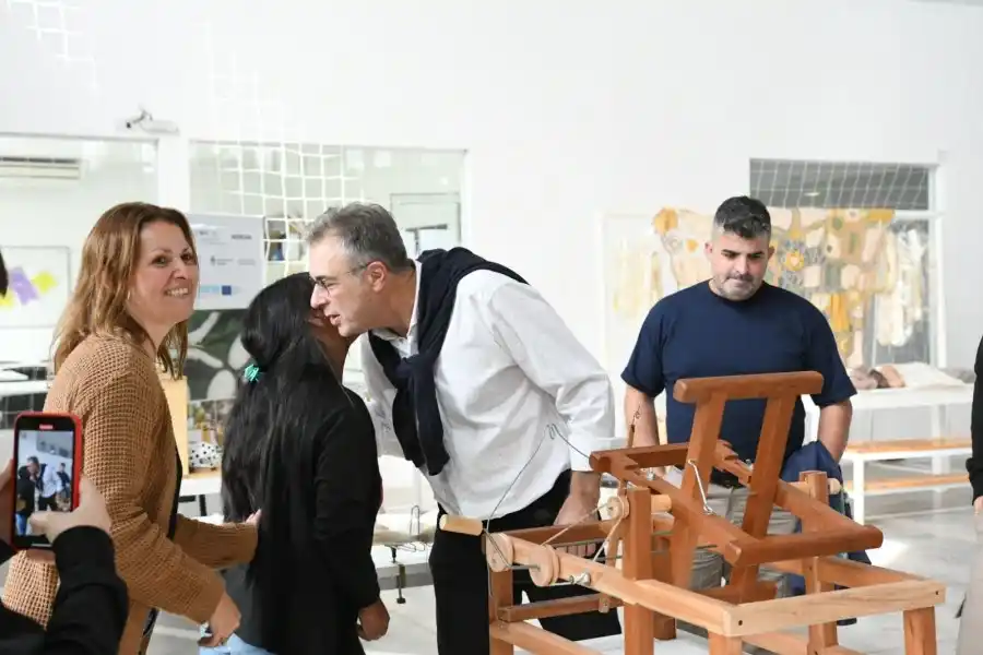 Luis Castellano estuvo en el Dispositivo de Abordaje Territorial (DIAT)  junto a quienes forman parte del proyecto “Mujeres de seda” y a las y los alumnos del Centro Municipal de Capacitación en Oficios,