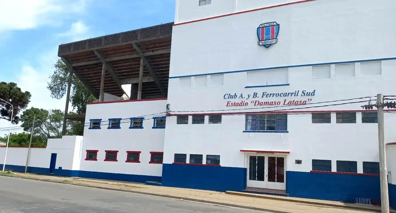 La renovada fachada del estadio Dámaso Latasa.
