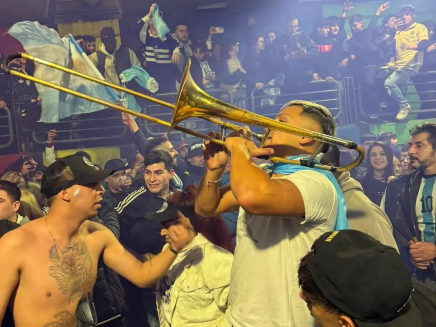 Dejó el trombón tras la muerte de su papá, volvió a tocar por la Selección y hoy es la cábala del túnel de Caseros