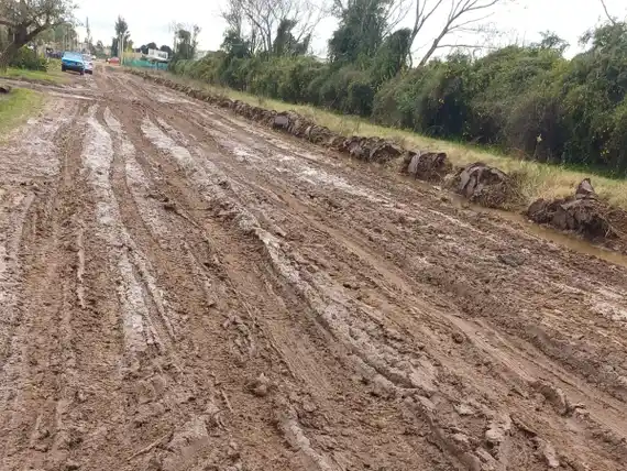 Calles destruidas: chicos que no pueden ir a la escuela y un trabajo desperdiciado