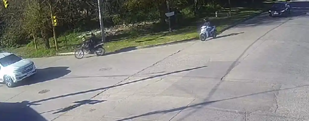 Las cámaras captaron el robo de una moto en Barrio Belgrano