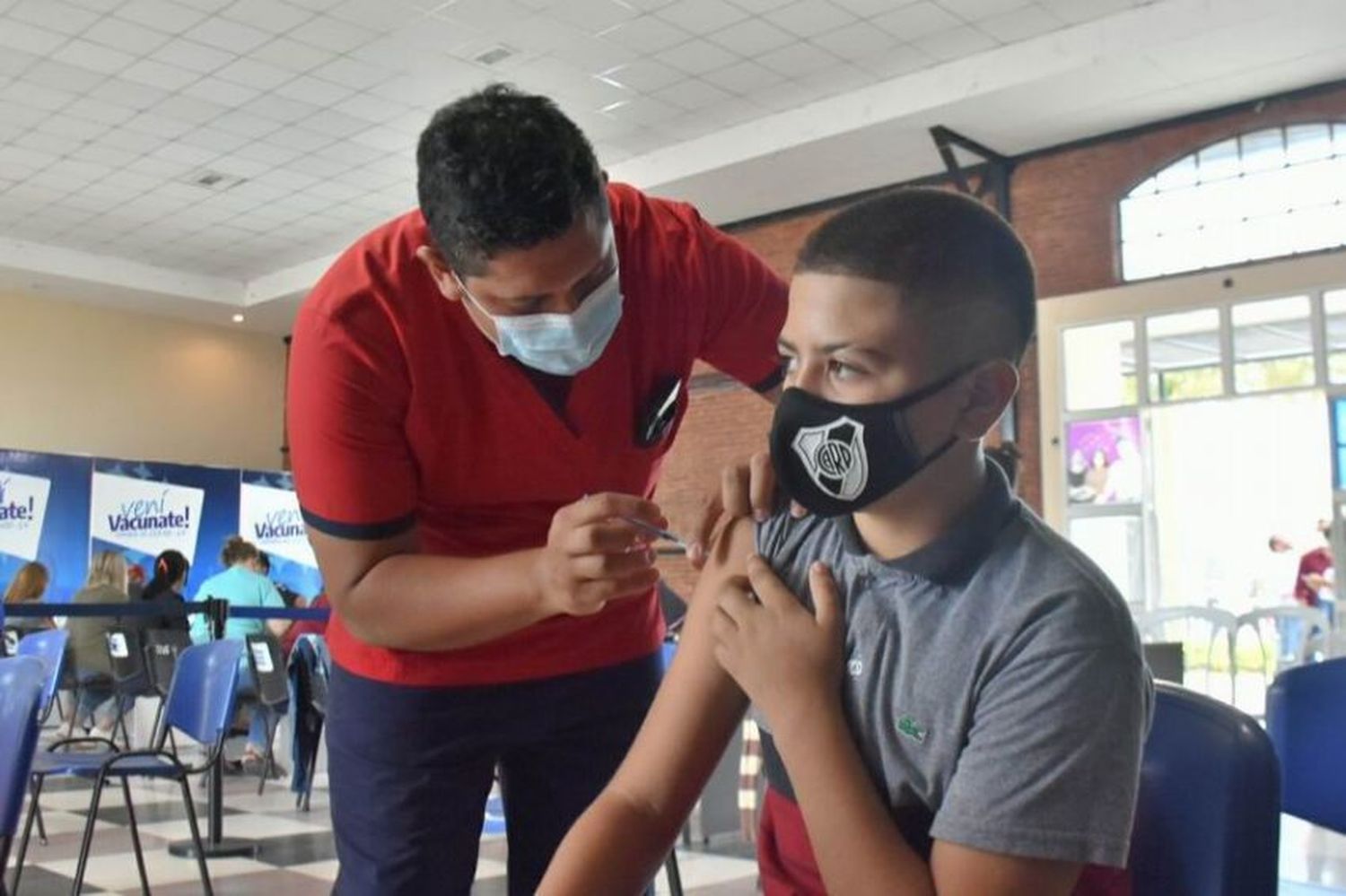 Galpón C: incesante movimiento en el puesto vacunatorio fijo