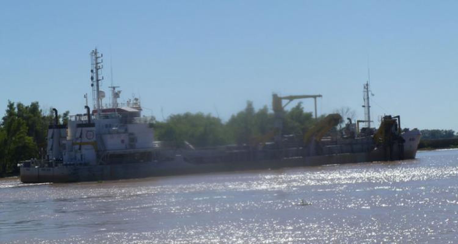 Otra vez, se va un barco del puerto por falta de dragado