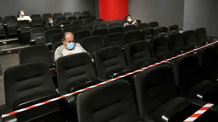 Salas de cine podrían abrir en diciembre pero aforo entre 30% y 50%