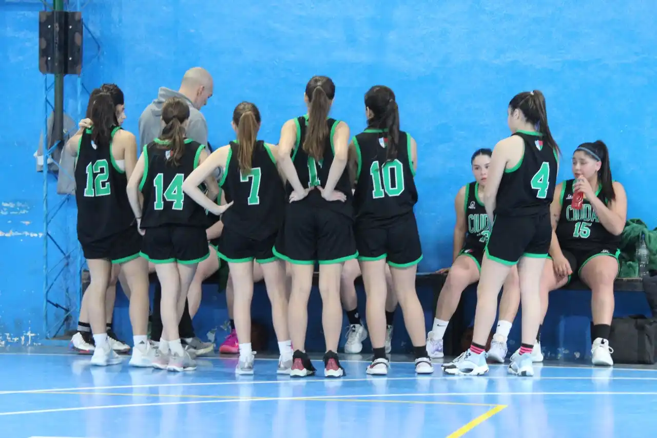 Las tricampeonas U17 de Ciudad debutaron con victoria en casa. Foto: Javier Calvi.