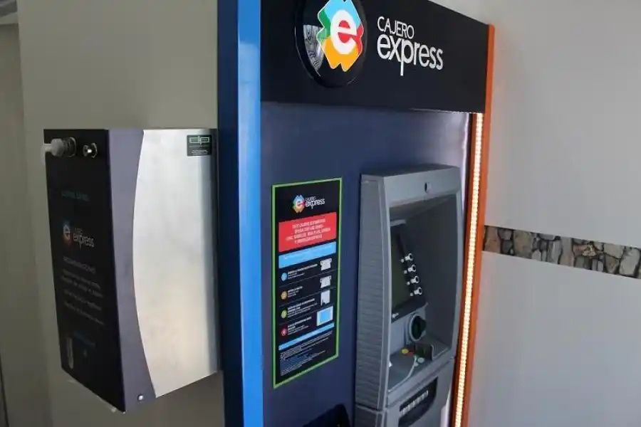 Instalaron un Cajero Express en una estación de servicio Shell: ¿con qué tarjetas opera?
