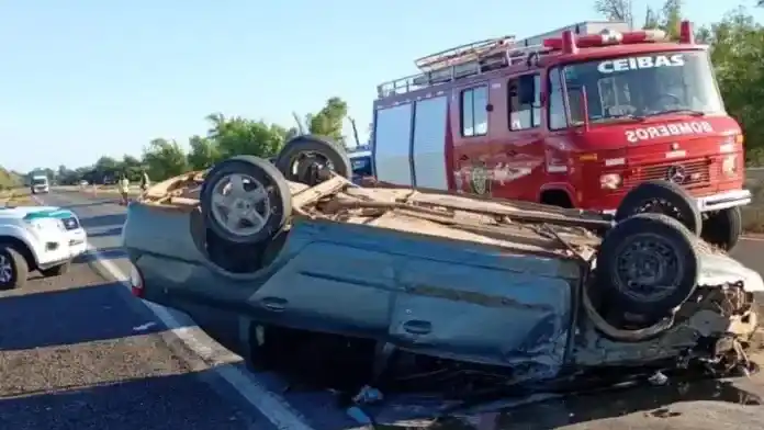 Ruta 12: cinco personas hospitalizadas tras el vuelco de un automóvil cerca de Ceibas