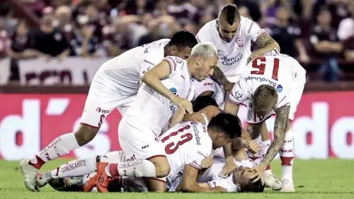 Huracán venció a Lanús y se acerca al puntero
