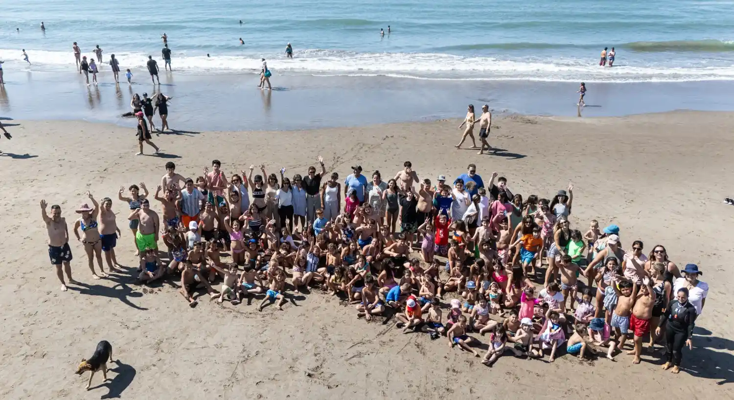En la playa. Los chicos de las escuelas de verano realizaron actividades recreativas y acuáticas
