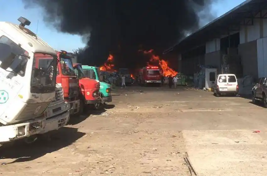 Feroz incendio en una planta de zona oeste