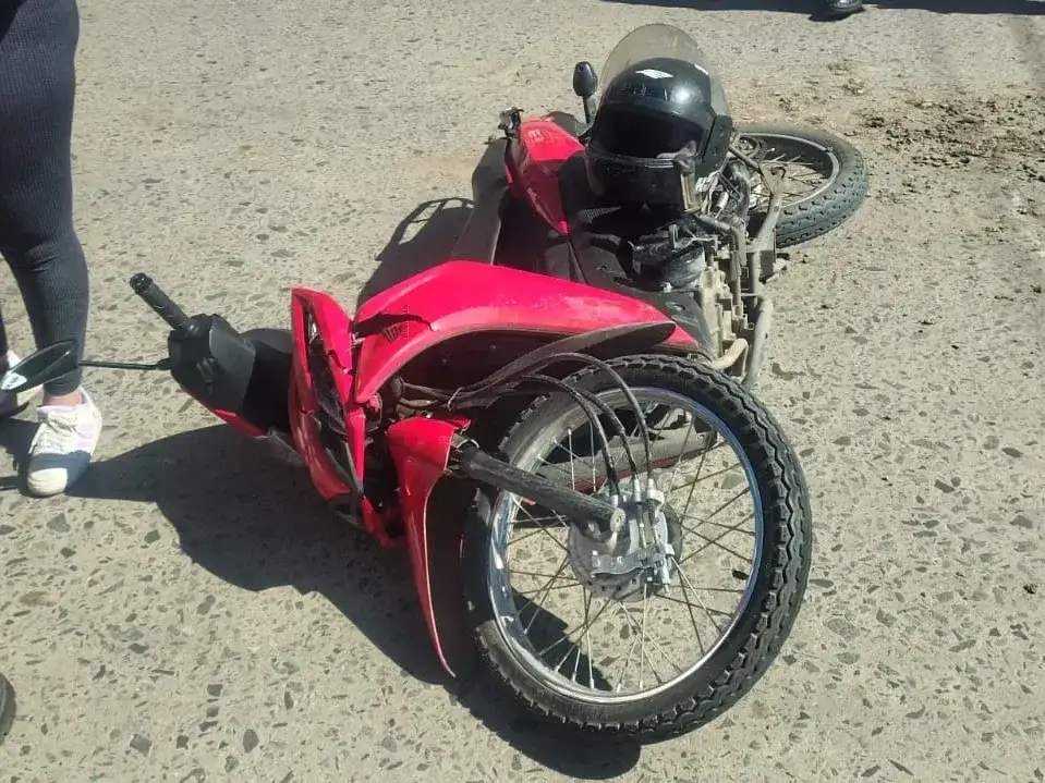 La moto sufrió las consecuencias del impacto.