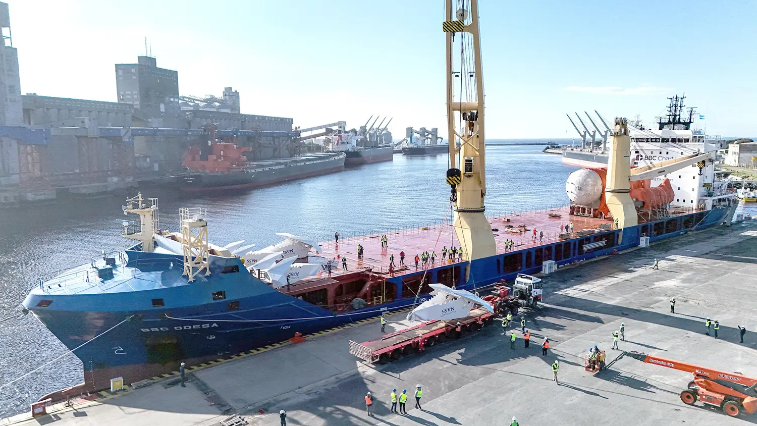 Arribó a la estación marítima con el material que luego será transportado a Río Negro