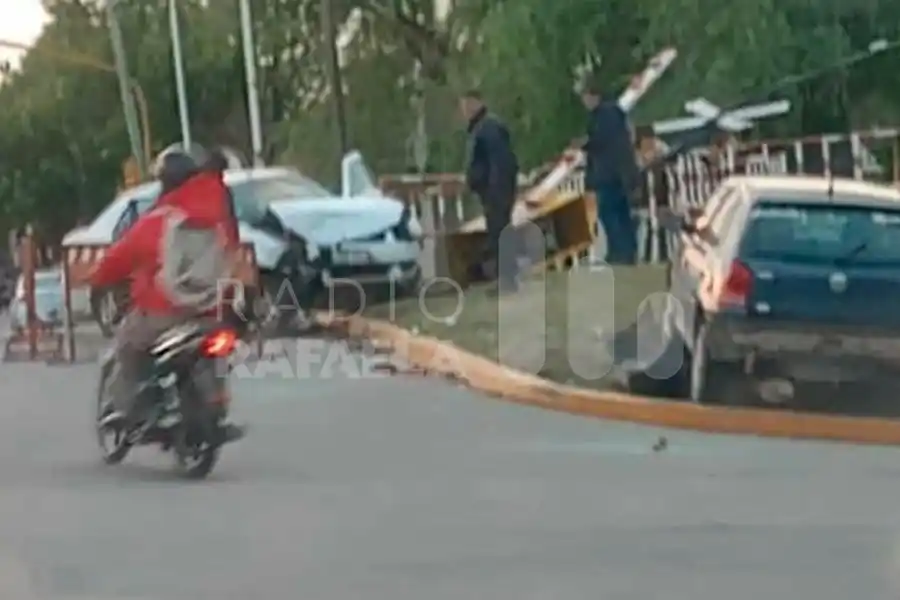 FOTOS | Fuertísimo accidente en la madrugada del sábado: un auto terminó sobre la vereda