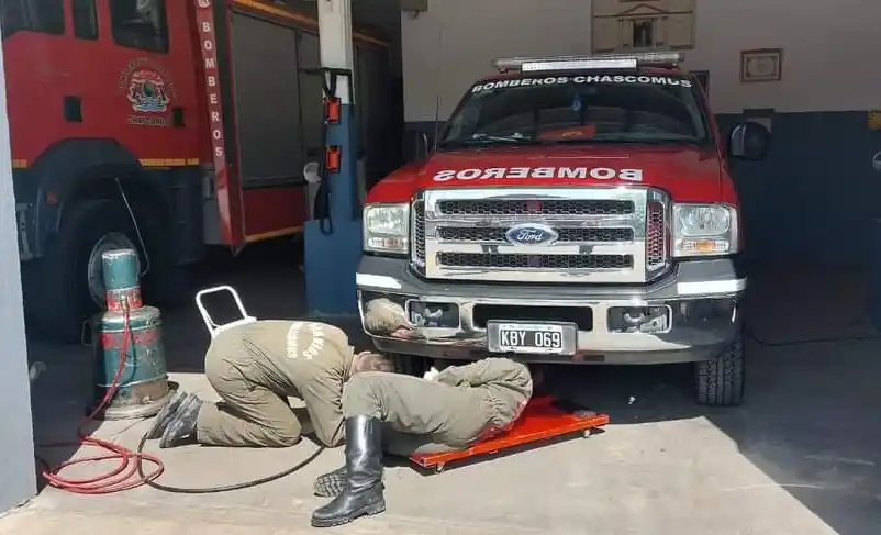 Esta imagen tiene un atributo alt vacío; el nombre del archivo es bomberos-camioneta-1.jpg