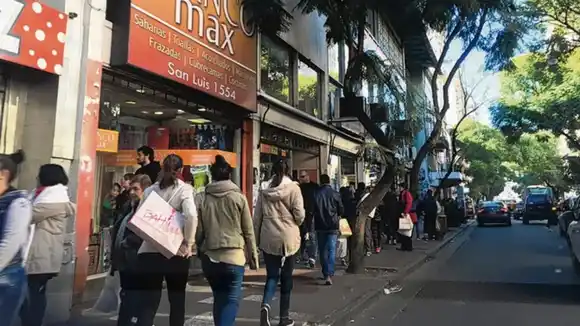 Los comercios de calle San Luis abrirán este viernes con horario extendido