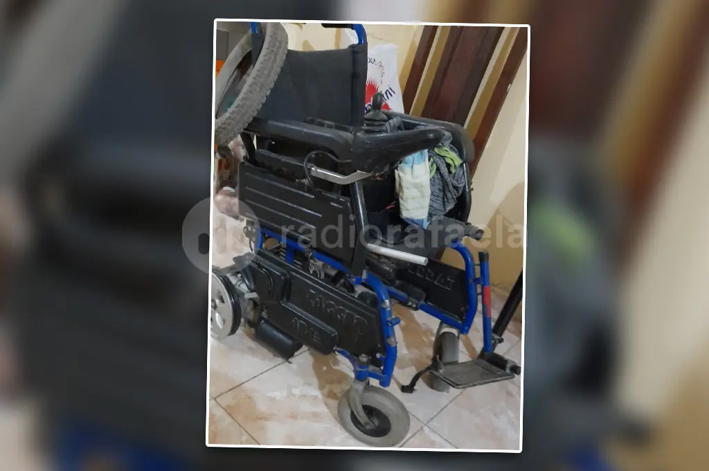 La silla de ruedas que Gradys recibió a partir de una donación. Ahora solo necesita las baterías.