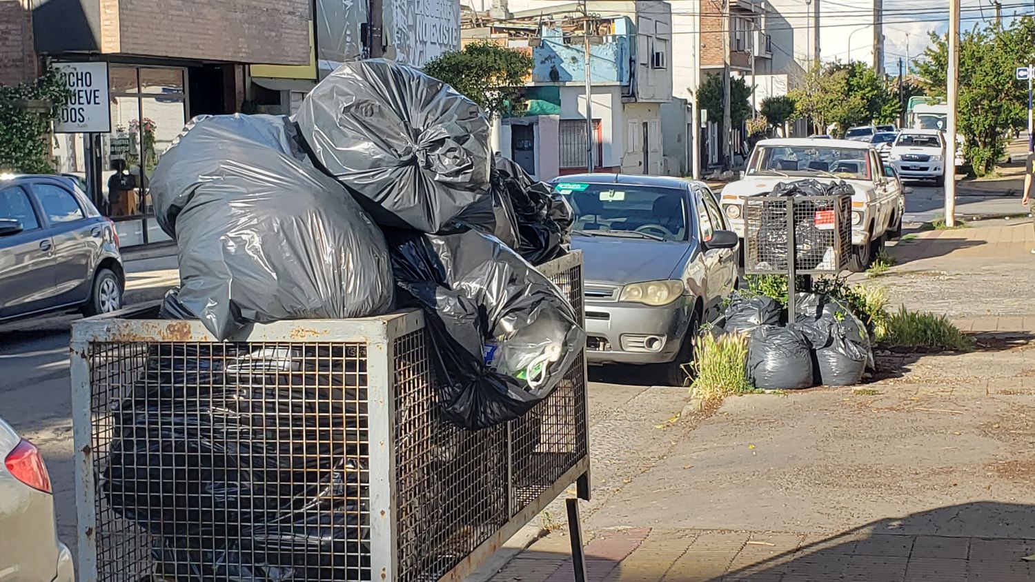 La basura acumulada por las calles de la ciudad reflejó la falta de servicio.