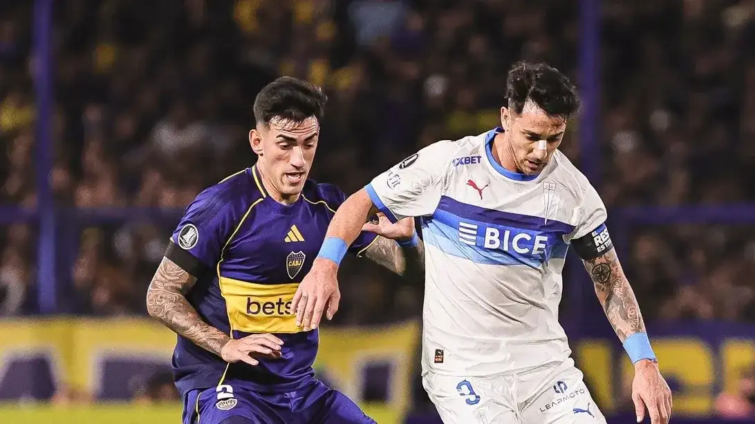 Di Lollo busca quitarle la pelota a Zampedri.